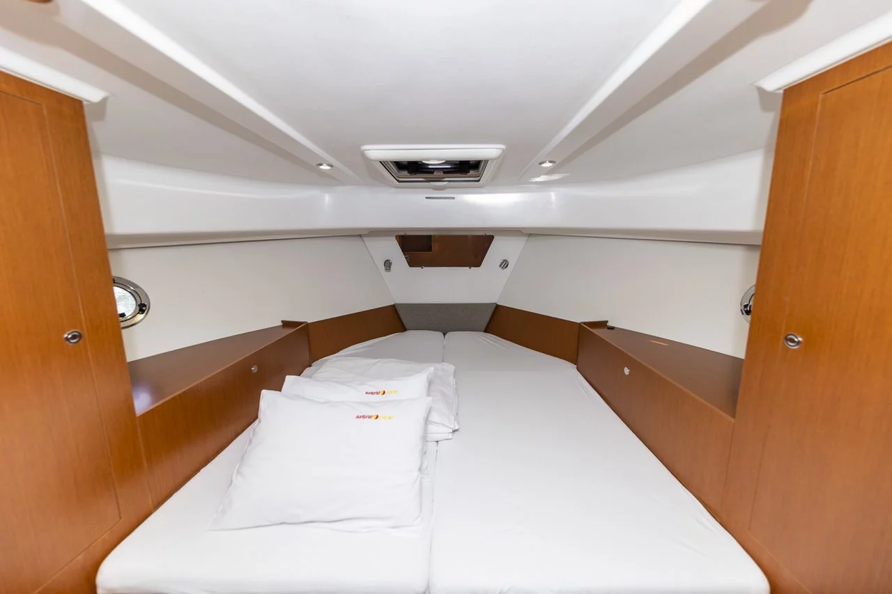 Swift Trawler 34 Fly (Blue Sky)  - 6