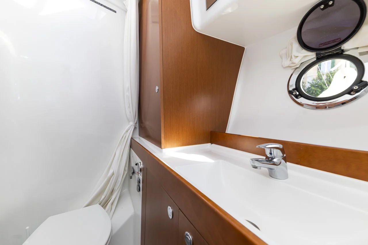 Swift Trawler 34 Fly (Blue Sky)  - 10
