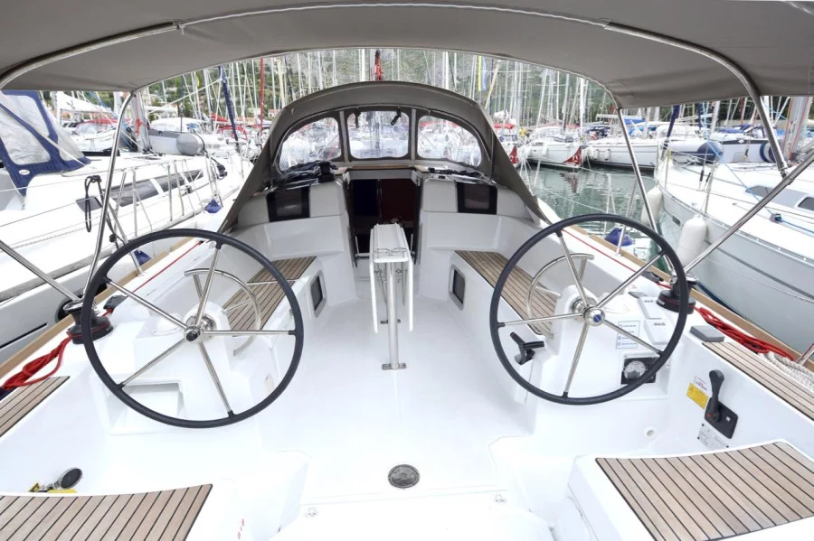 Sun Odyssey 389 (Bravo Kiss)  - 3