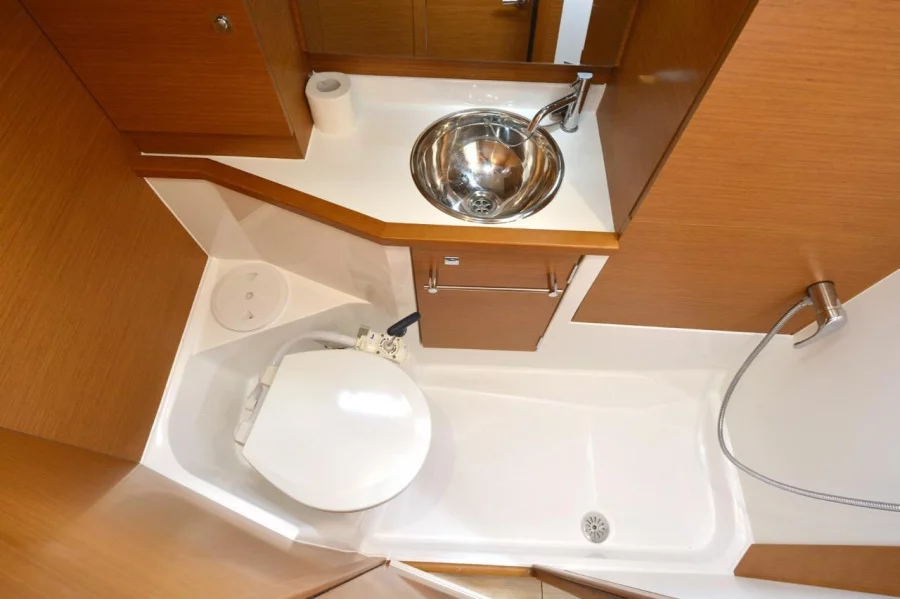 Sun Odyssey 389 (Bravo Kiss)  - 8