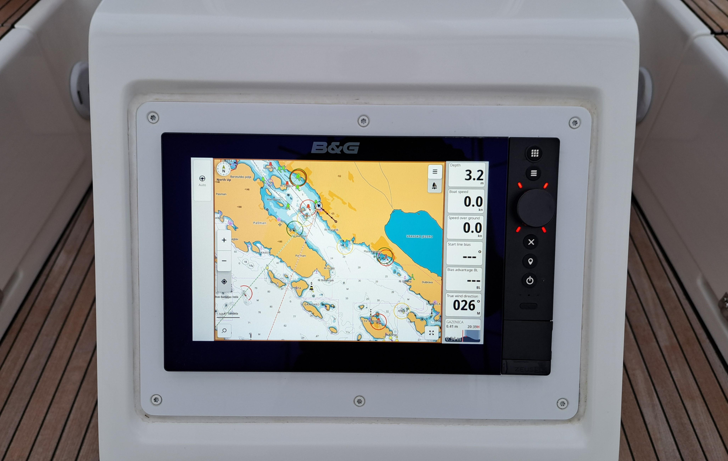 Bavaria C42 — photo 13