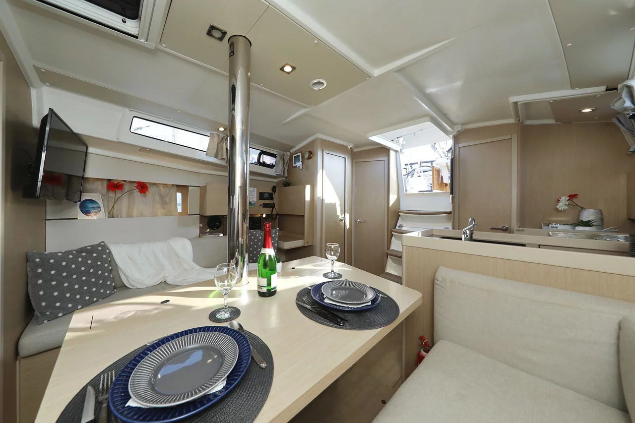 Oceanis 38.1 (Angel07)  - 15