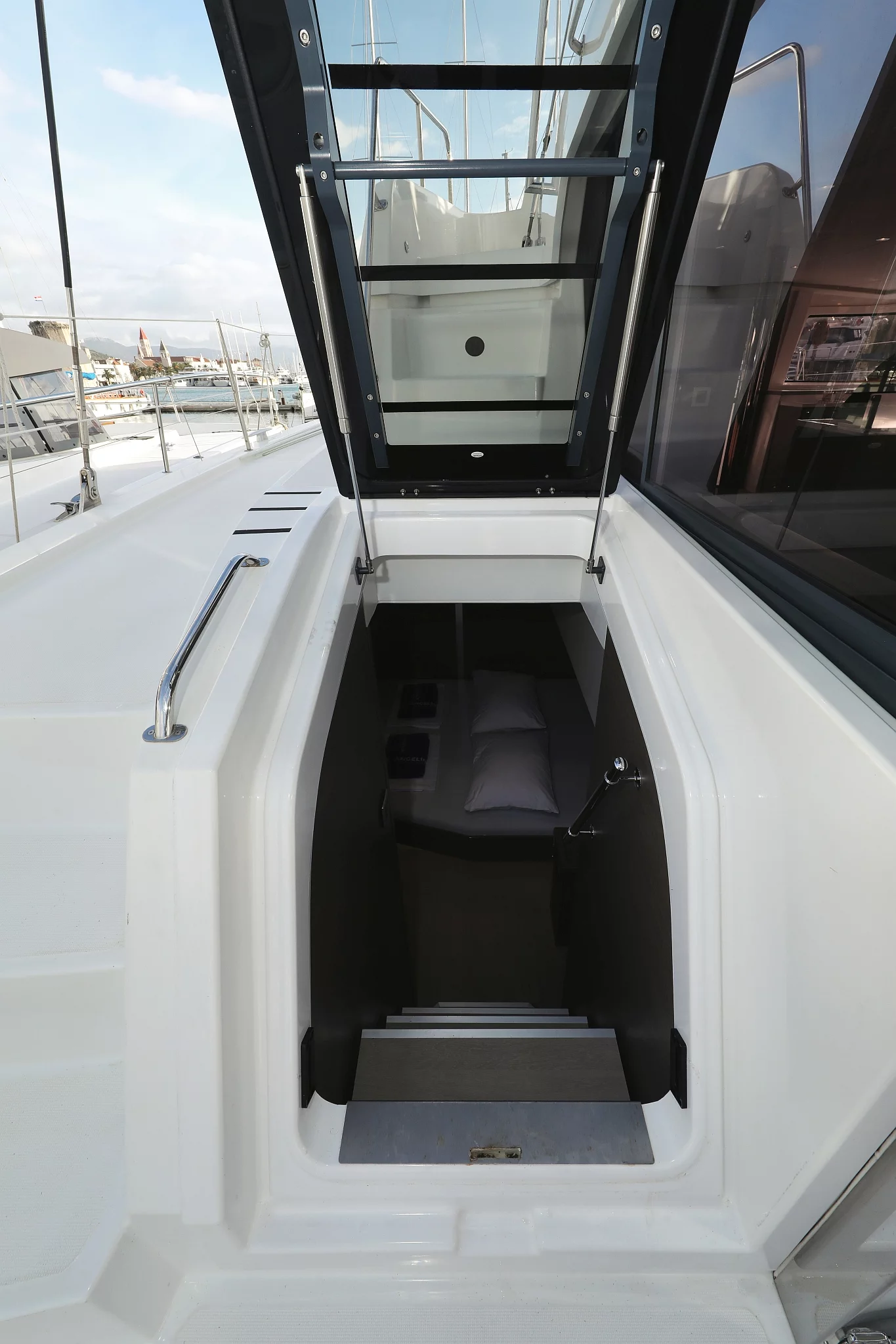 Bali 4.8 - 6 + 2 cab. (Titan)  - 45
