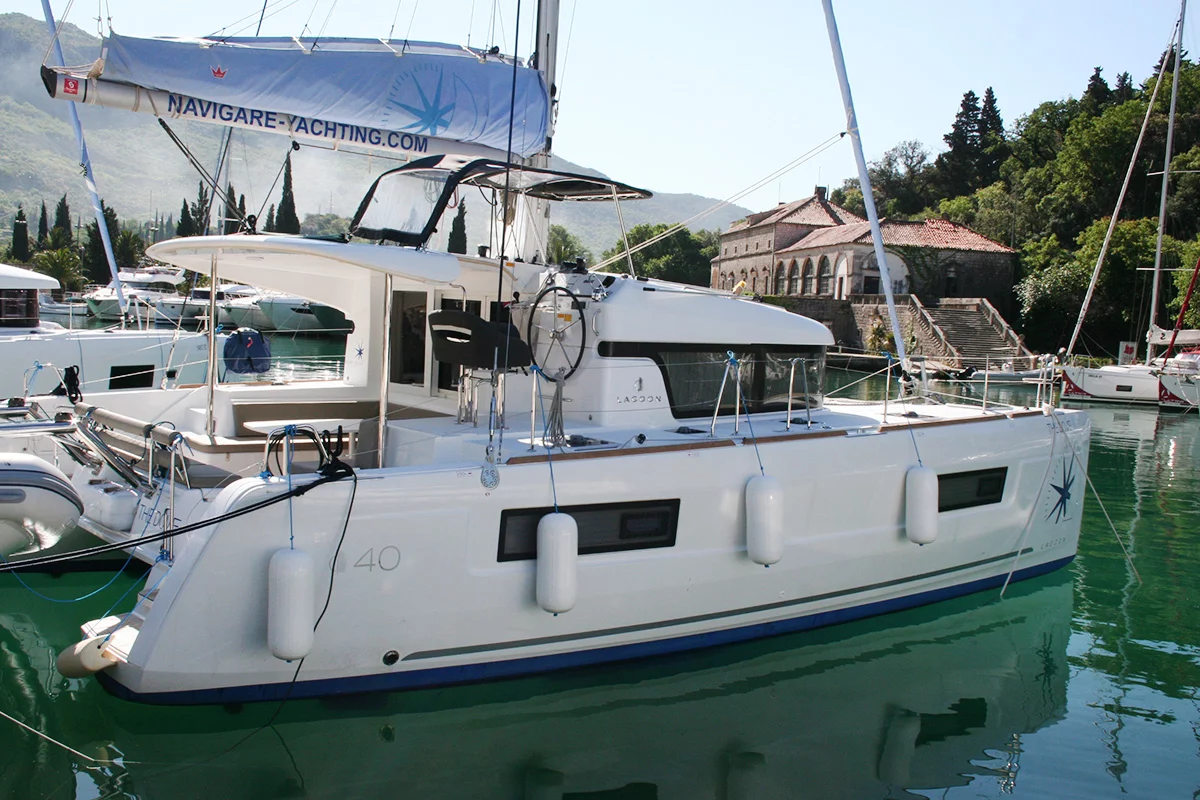Lagoon 40 - 3 + 2 cab (The Dove)  - 0