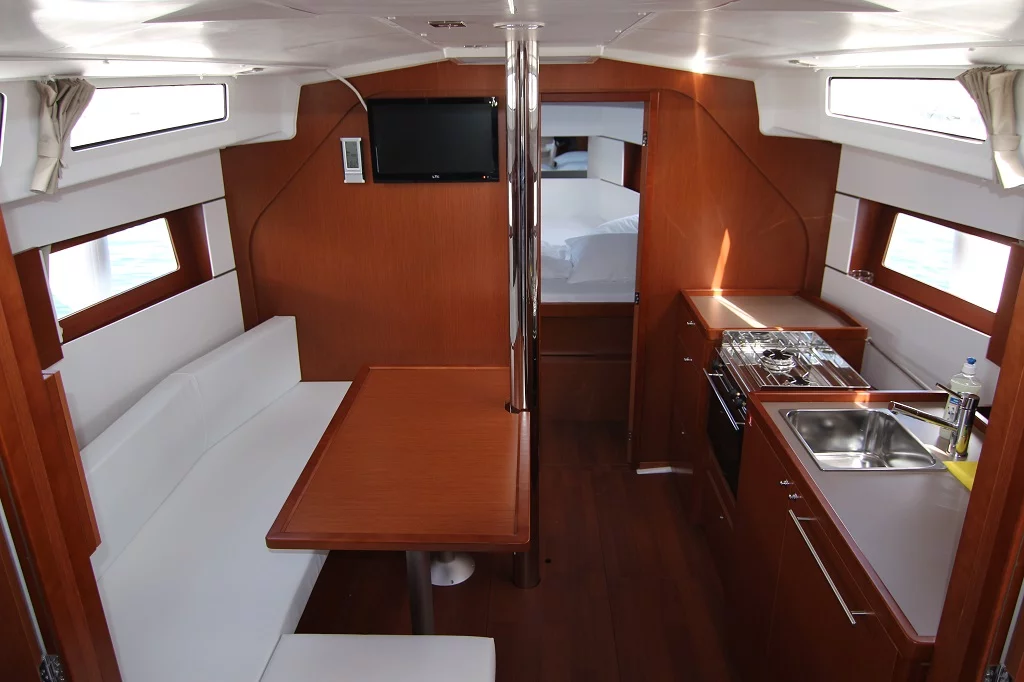 Oceanis 38.1 (Aura)  - 8