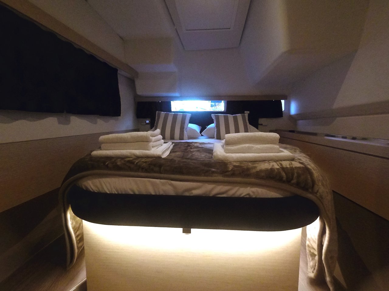 Photo #11 - Fountaine Pajot Lucia 40 - 4 cab. (E-Varka) in Paros - 33365