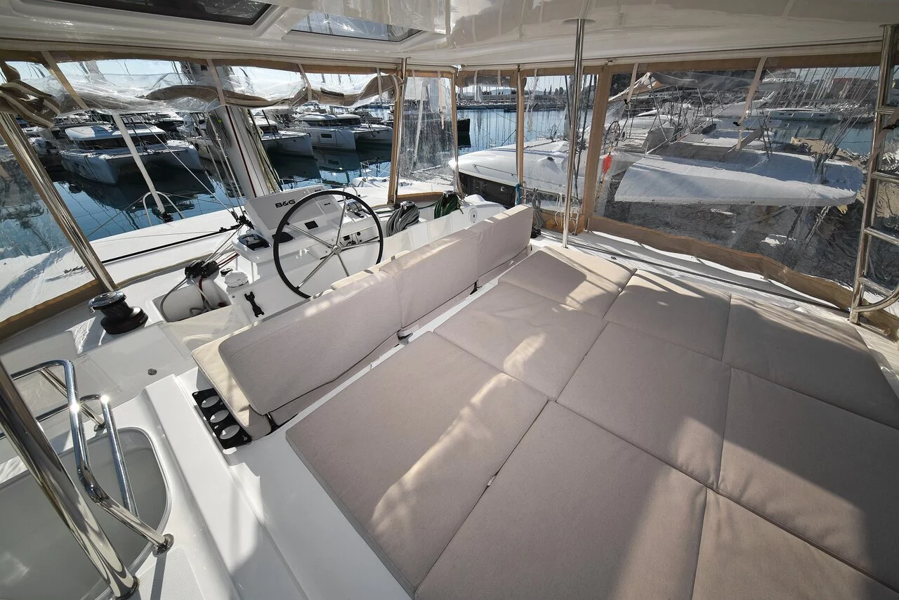 Lagoon 50 - 6 + 1 cab. (Shadow)  - 6
