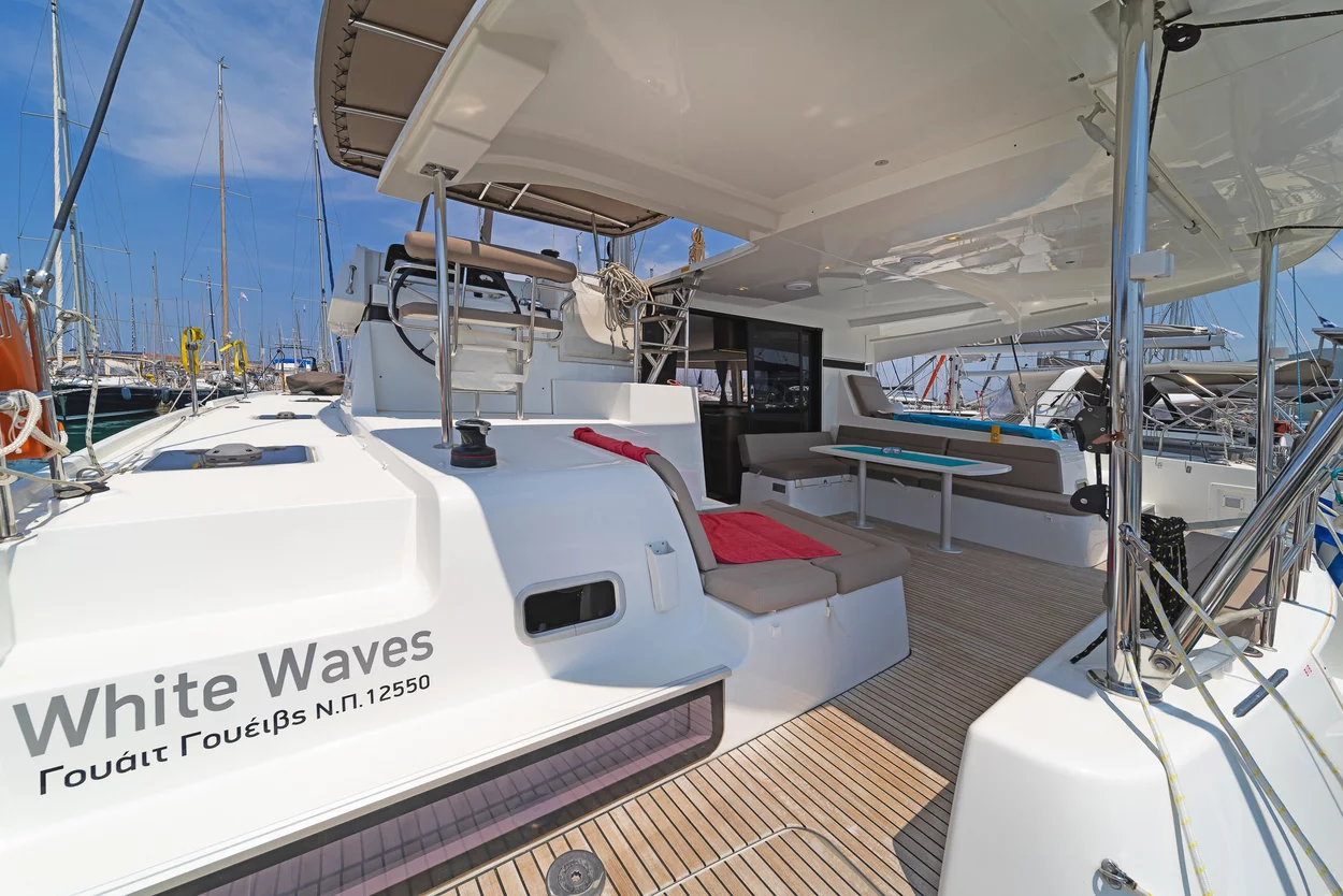 Lagoon 42 - 4 + 2 cab. (White Waves)  - 12