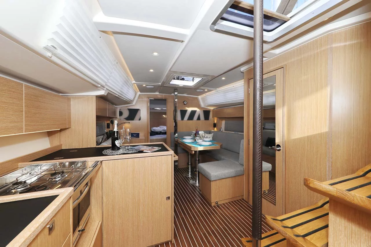 Bavaria C38 Style (Amore)  - 12