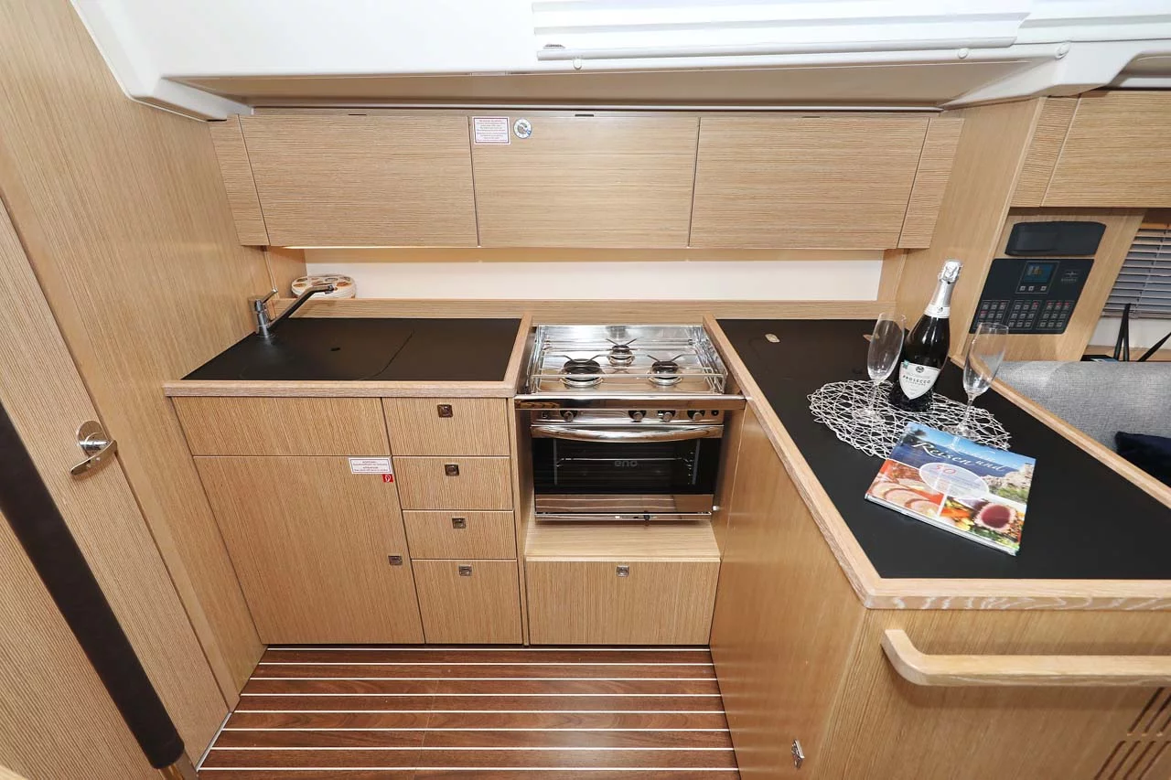 Bavaria C38 Style (Amore)  - 18