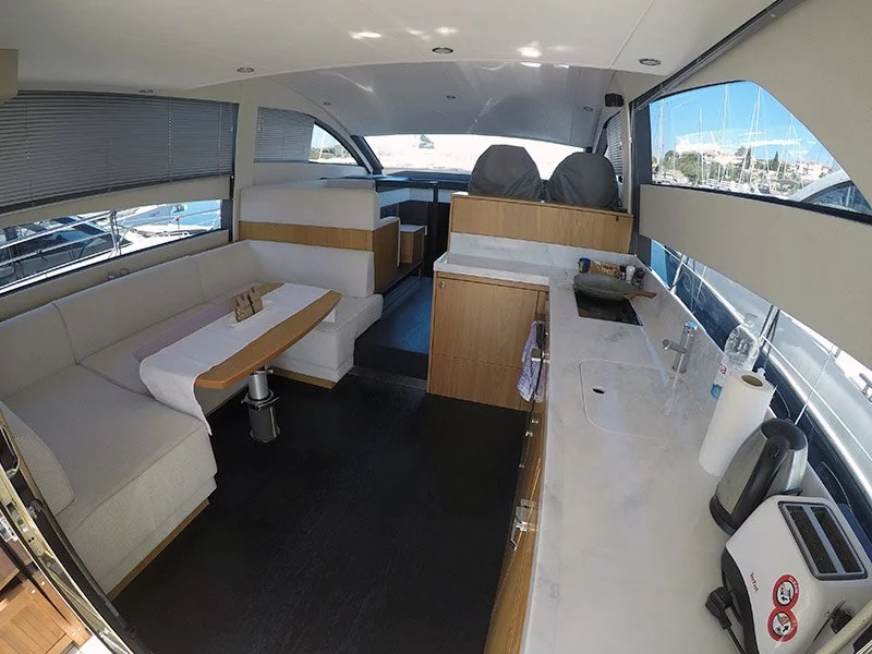 Fairline Squadron 50 (Get Lucky)  - 12