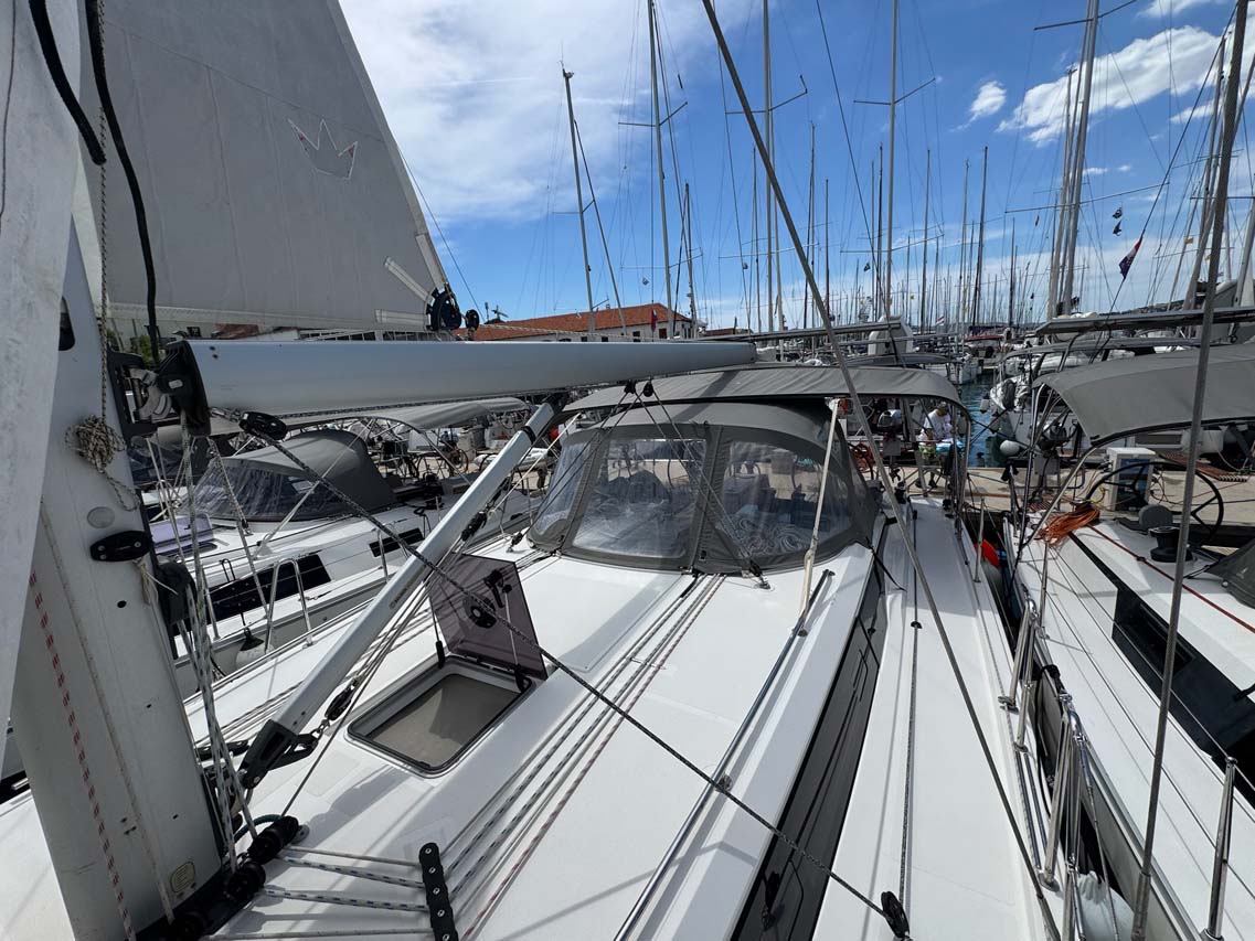 Bavaria C42 — photo 7