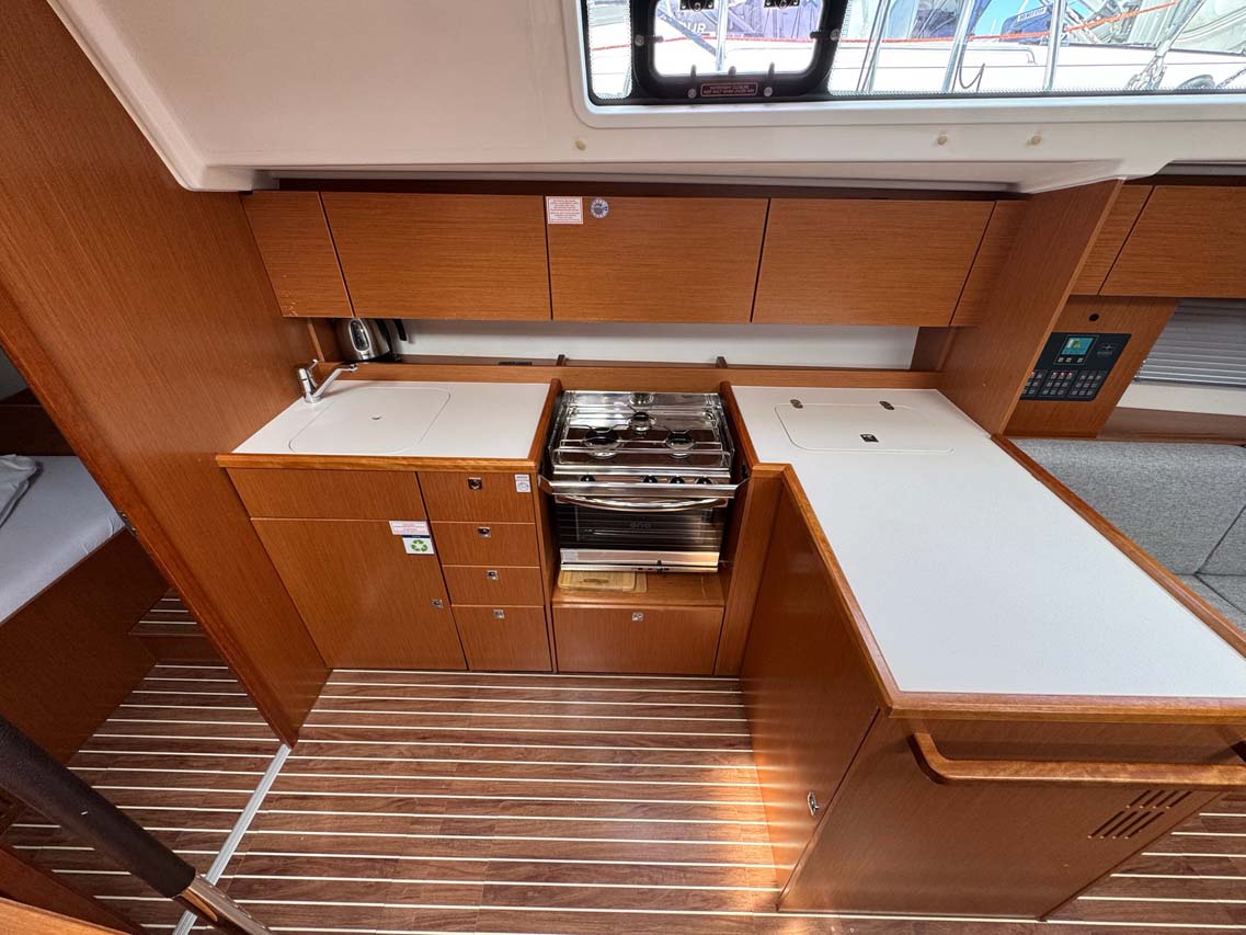 Bavaria C42 — photo 9