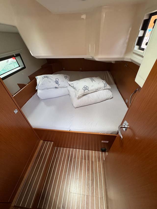 Bavaria C42 — photo 14