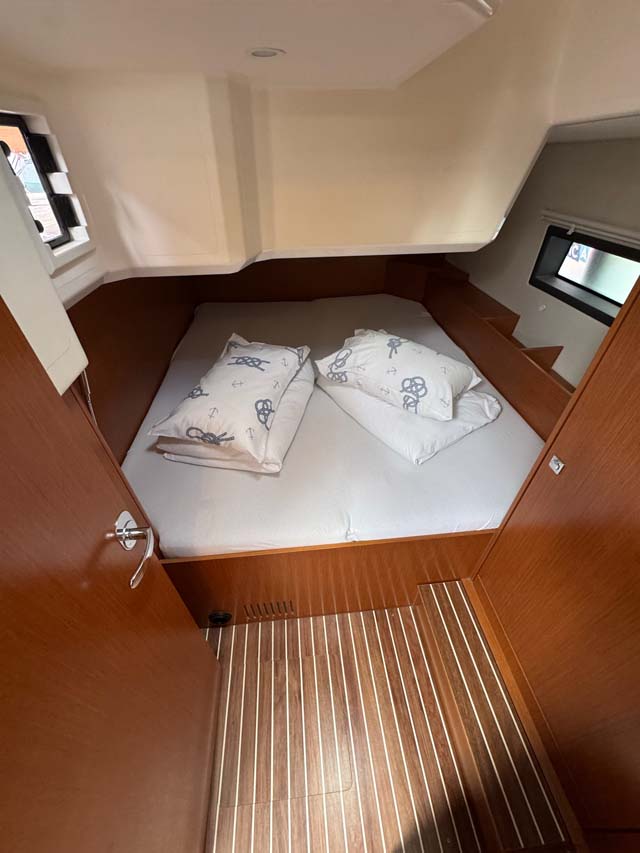 Bavaria C42 — photo 15