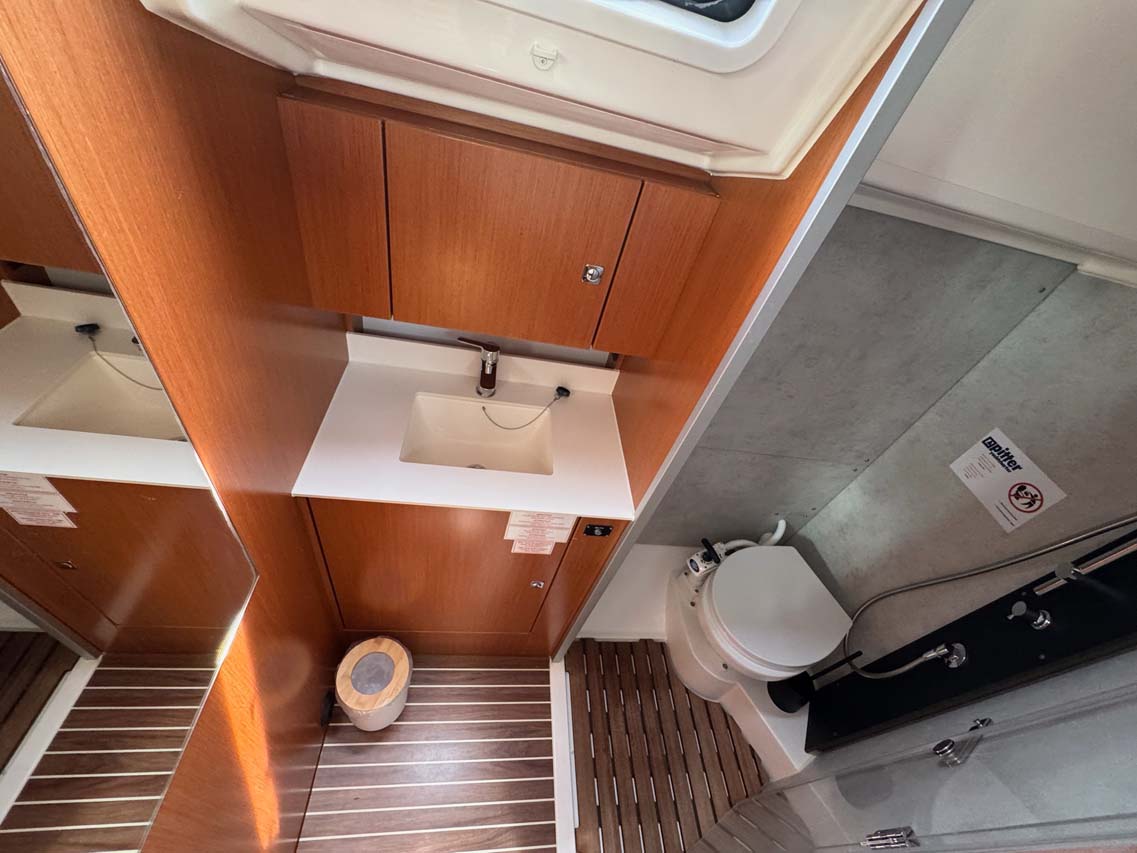 Bavaria C42 — photo 16