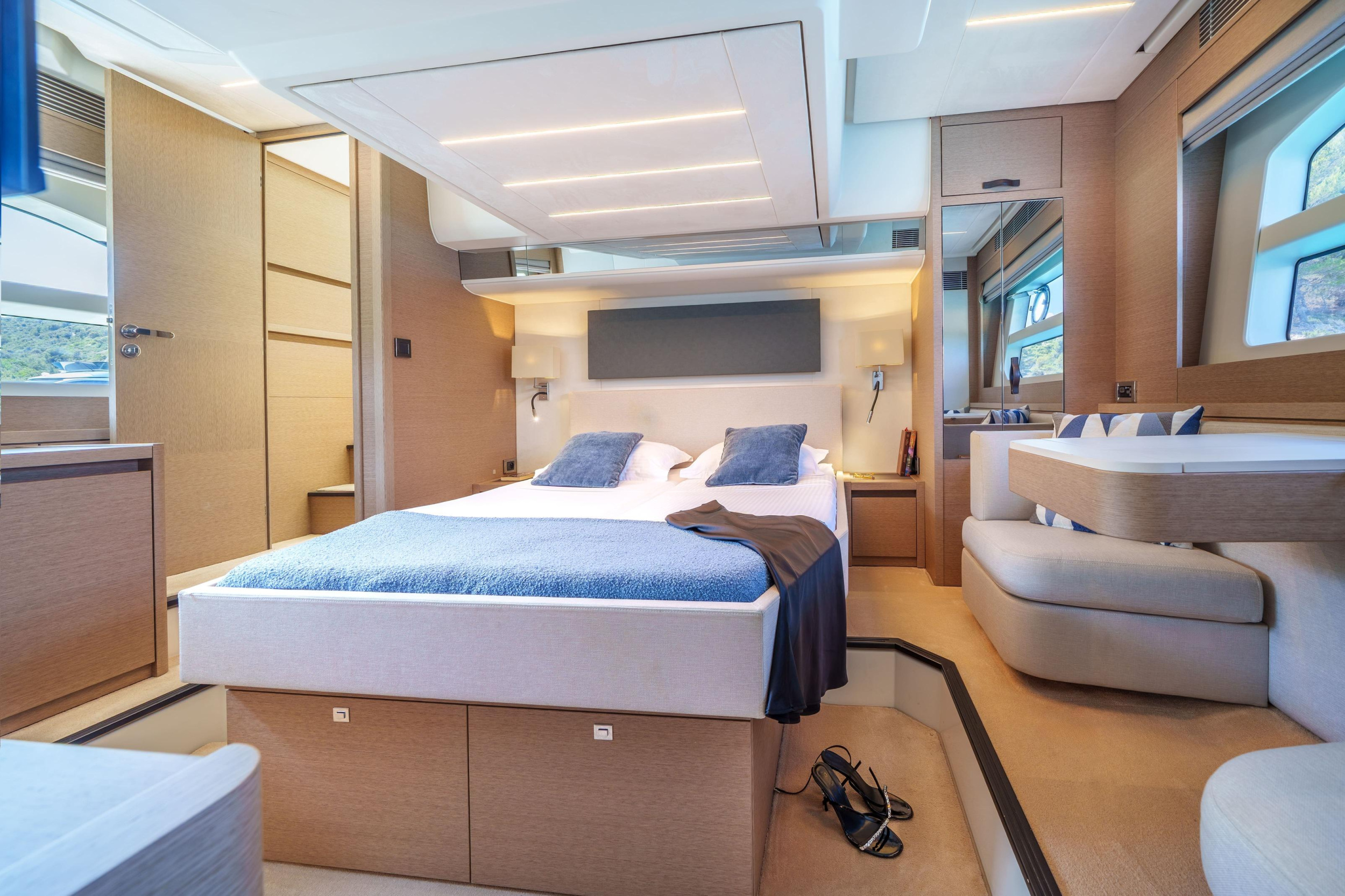 Prestige 590 Flybridge - 3 + 1 cab. — photo 21