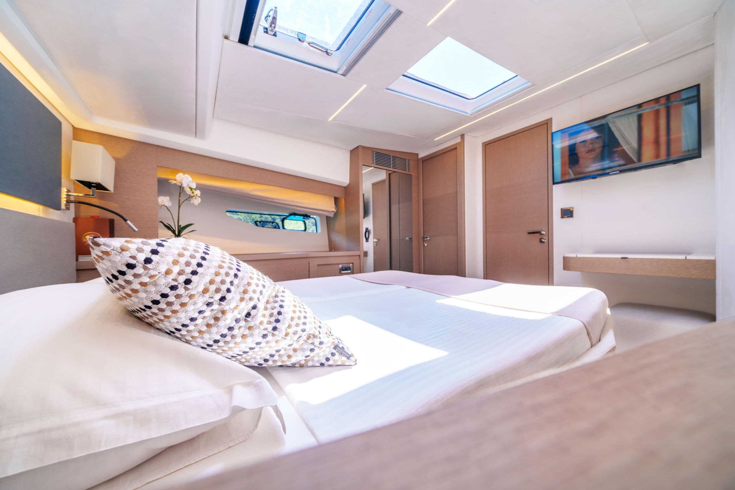 Prestige 590 Flybridge - 3 + 1 cab. — photo 24