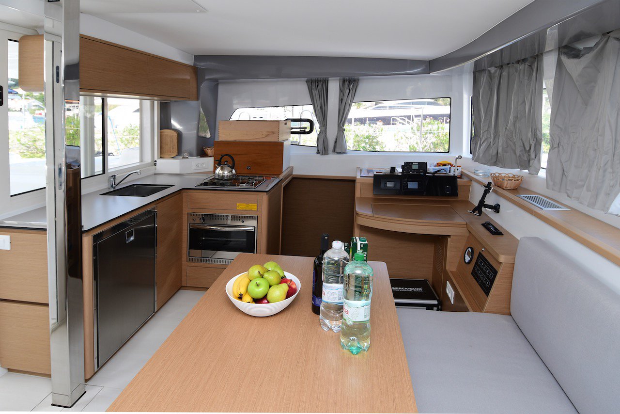 Photo #7 - Excess 12 - 4 + 1 + 1 cab. (Silver Kiss) in Dubrovnik - 34286