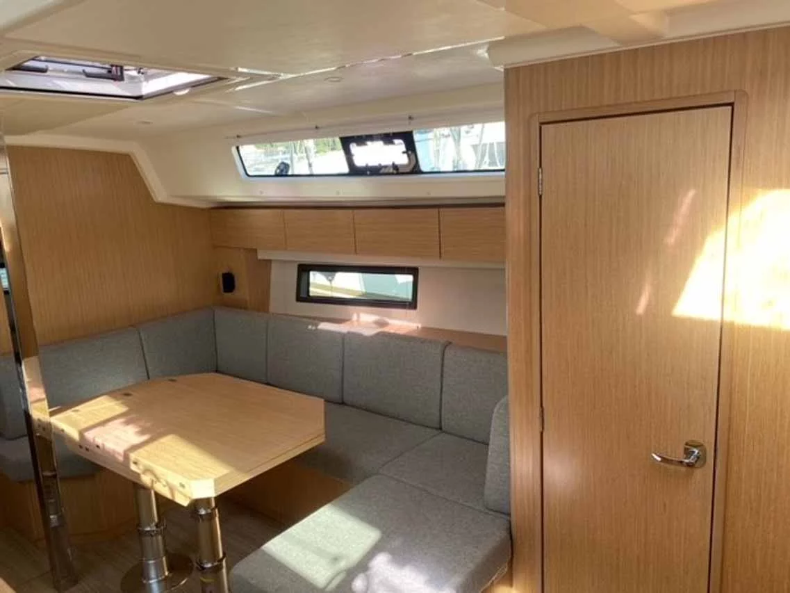 Bavaria C42 (Sideways)  - 4