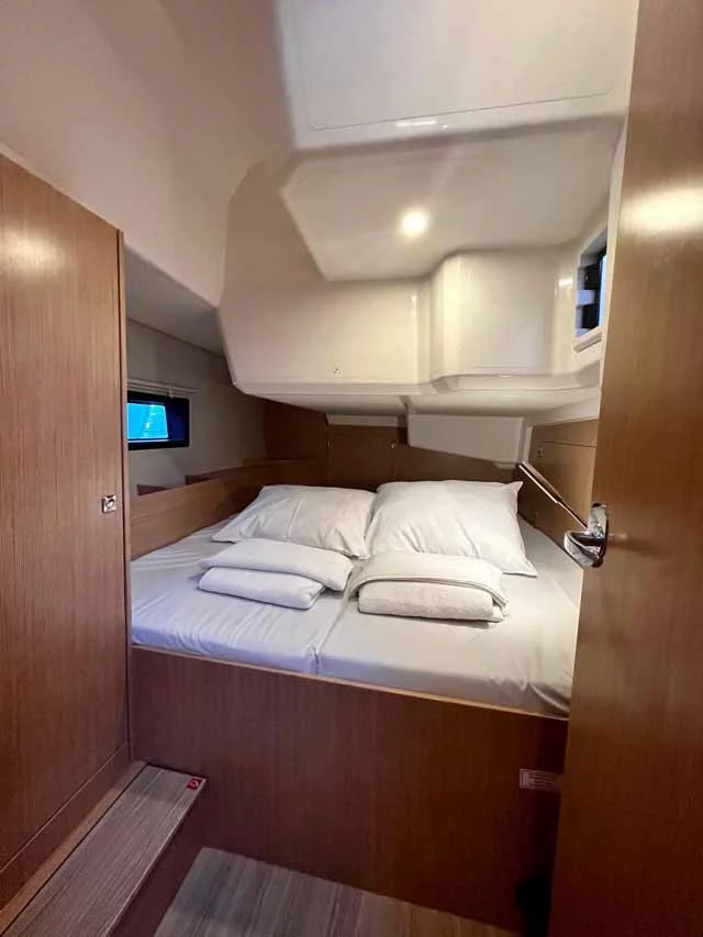 Bavaria C42 (Sideways)  - 8