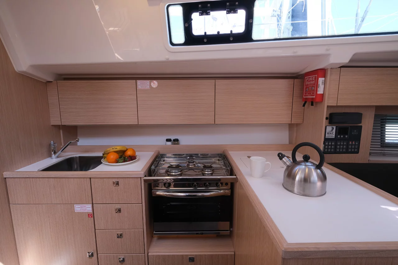 Bavaria C38 (Coral)  - 9