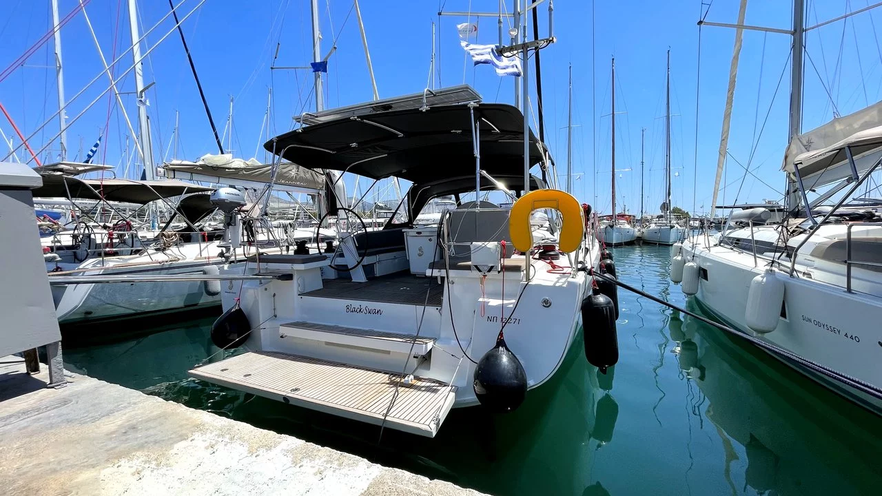 Oceanis 51.1 - 5 + 1 cab. (Black Swan)  - 2