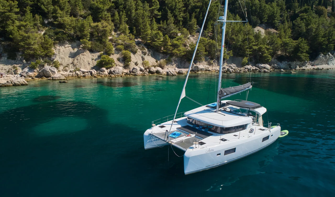 Lagoon 42 - 3 + 1 cab. (Aura)  - 2