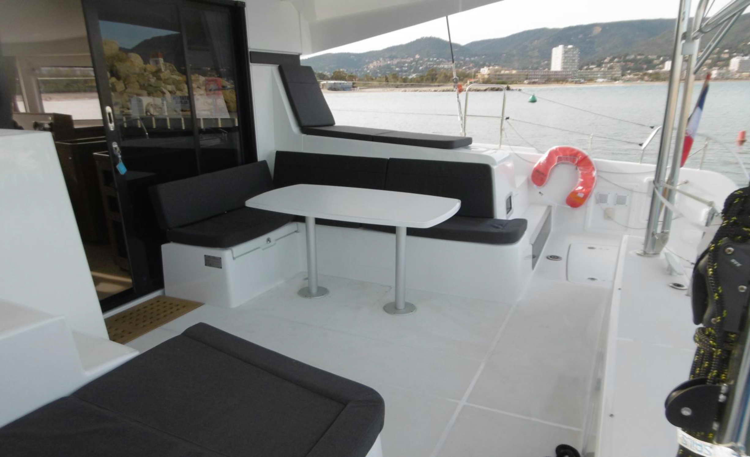 Photo #1 - Lagoon 42 - 4 + 2 cab. (ECONOMY) in Bormes Les Mimosas - 35173