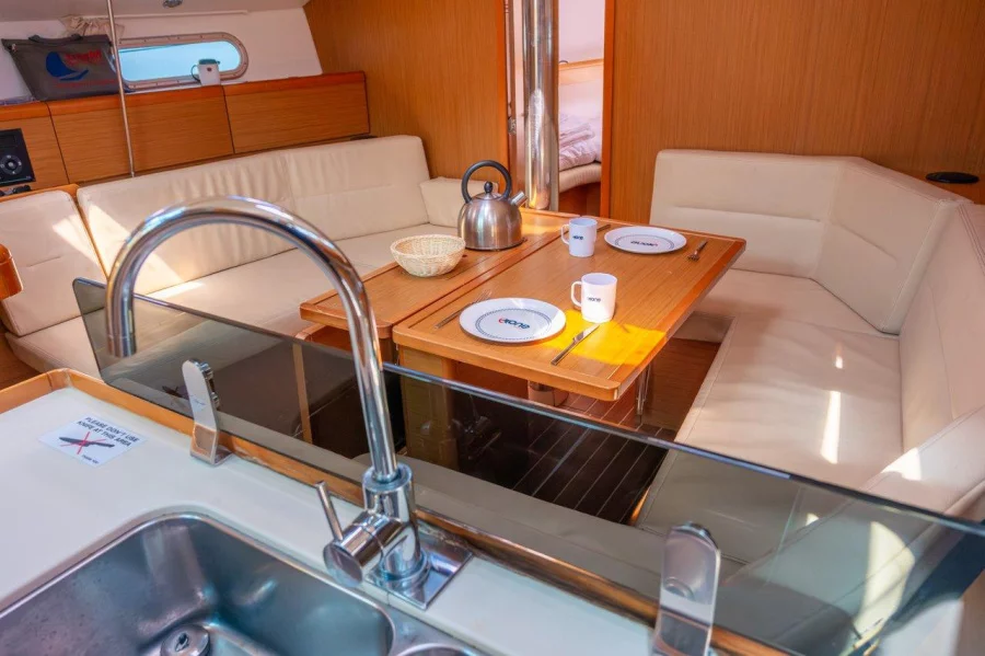 Sun Odyssey 42i (Winter Breeze)  - 18