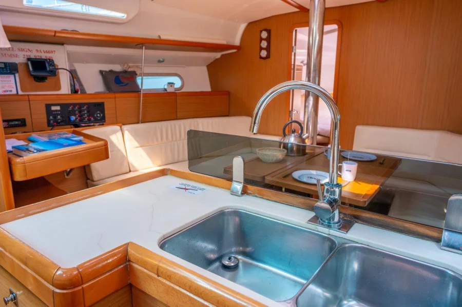 Sun Odyssey 42i (Winter Breeze)  - 19