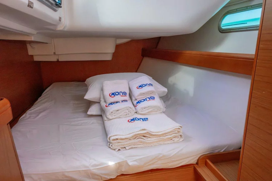 Sun Odyssey 42i (Winter Breeze)  - 28