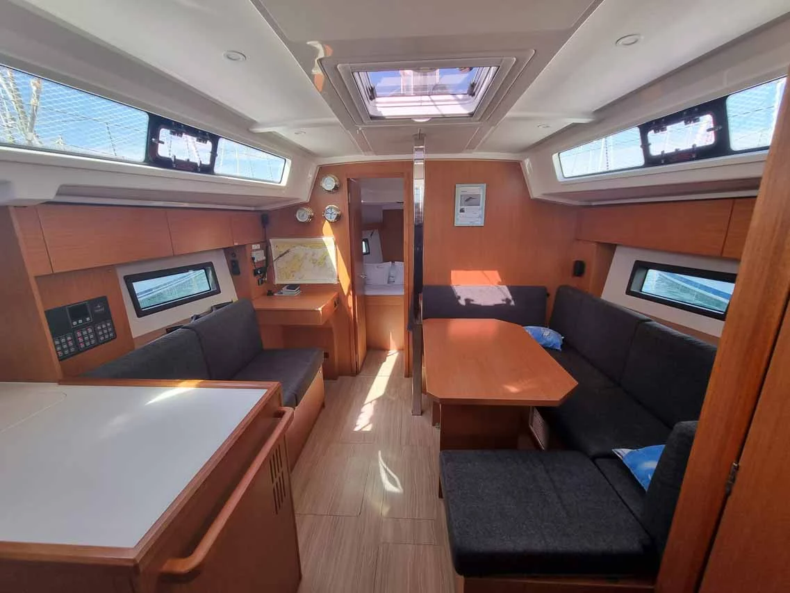 Bavaria C38 (Zoom)  - 5