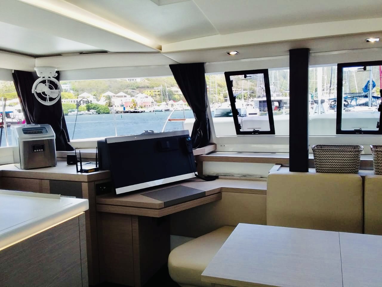 Photo #9 - Fountaine Pajot Astrea 42 Maestro (Serene Blue) en Nanny Cay - 36194