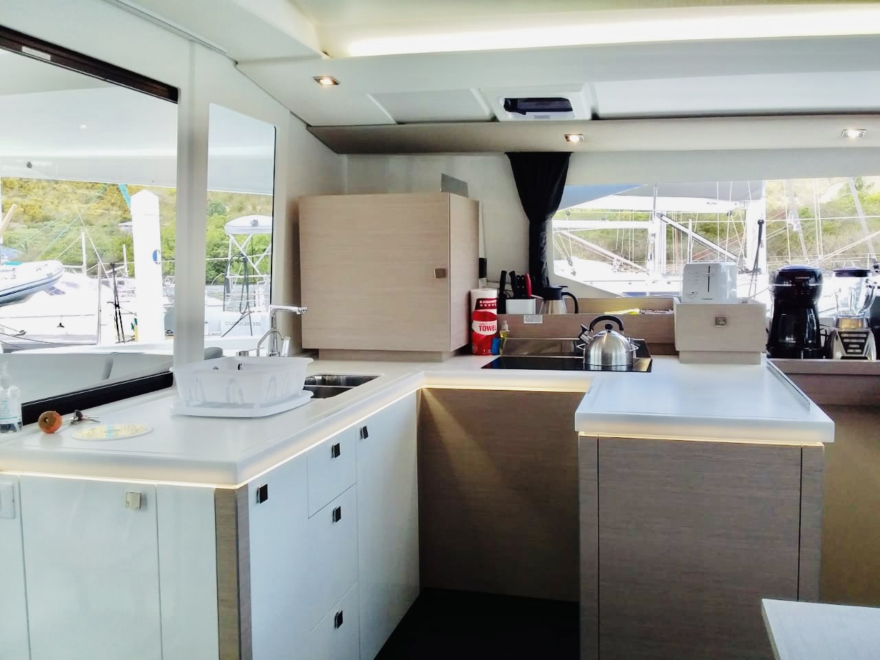 Photo #10 - Fountaine Pajot Astrea 42 Maestro (Serene Blue) en Nanny Cay - 36194