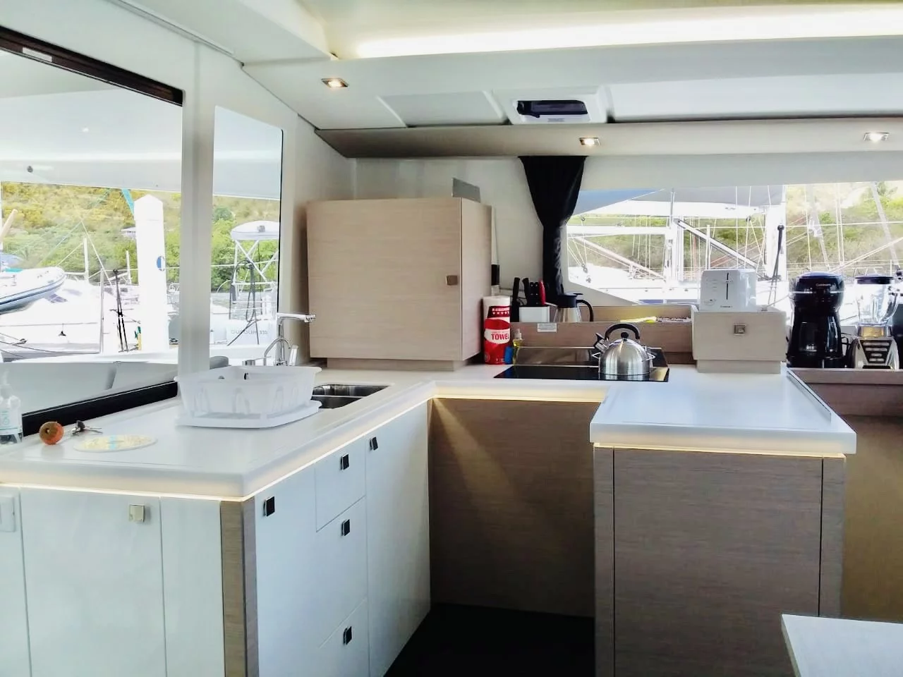 Fountaine Pajot Astrea 42 Maestro (Serene Blue)  - 9