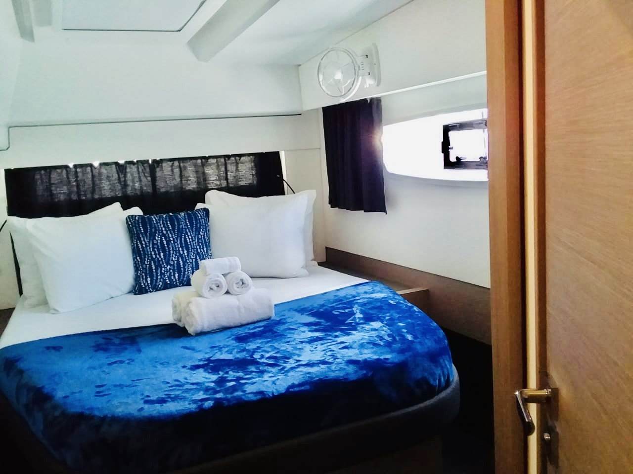 Photo #18 - Fountaine Pajot Astrea 42 Maestro (Serene Blue) en Nanny Cay - 36194