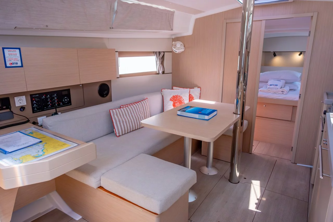 Oceanis 38.1 (Triton 89)  - 29