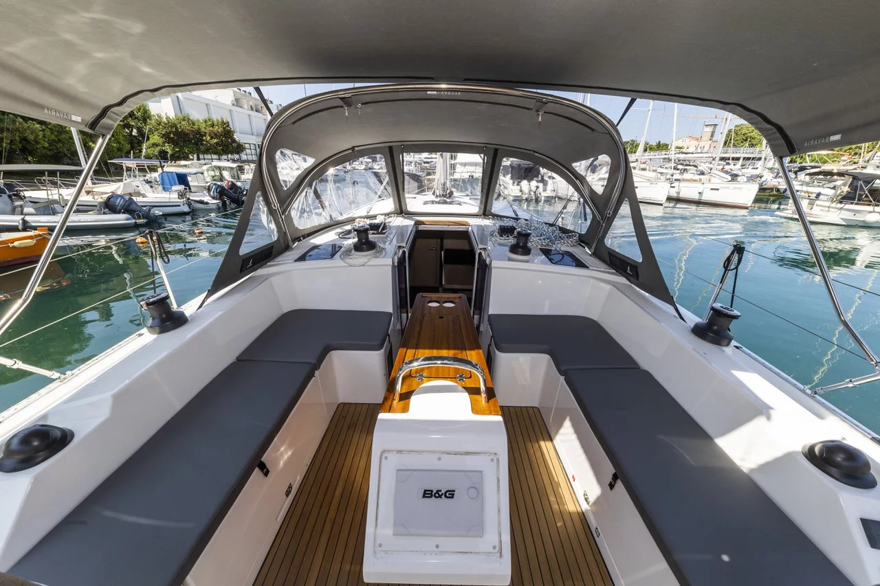 Bavaria C42 (Maraschino)  - 9