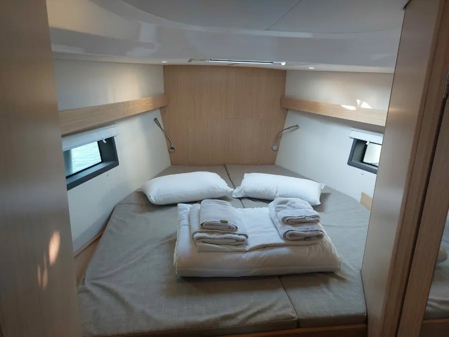 Bavaria C42 — photo 16