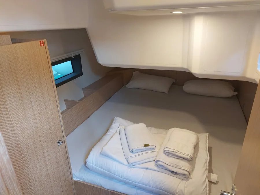 Bavaria C42 — photo 17