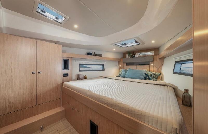 Bavaria C42 — photo 9