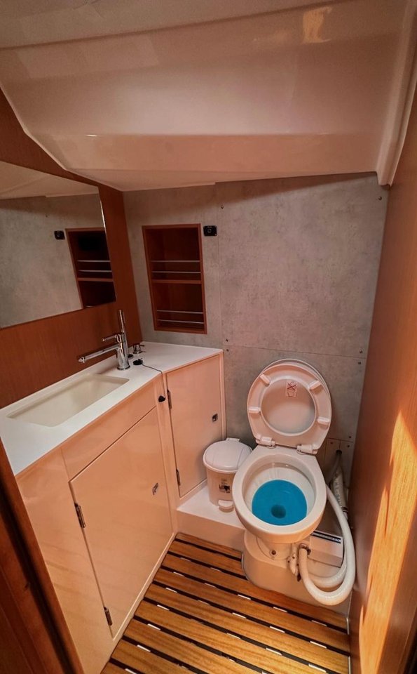 Bavaria C42 — photo 10