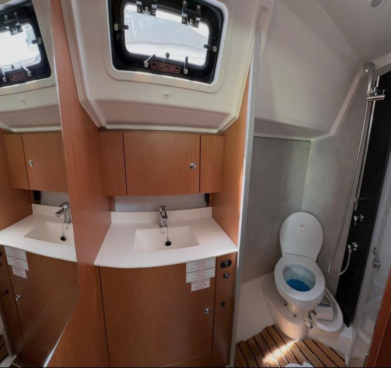 Bavaria C42 — photo 11
