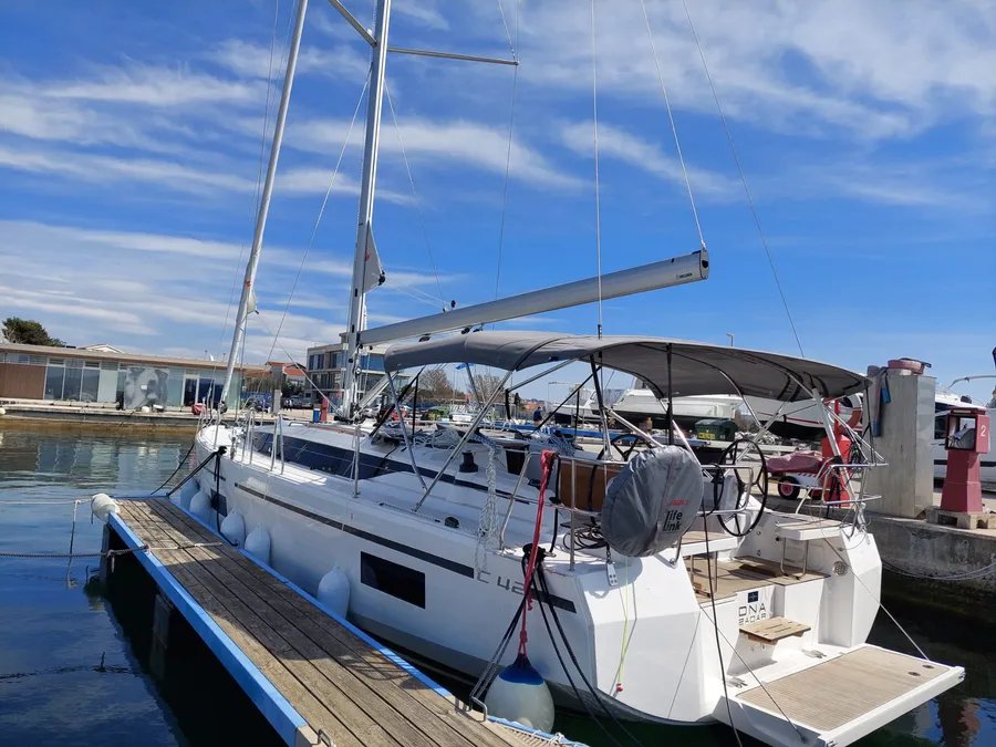 Bavaria C42 — photo 42