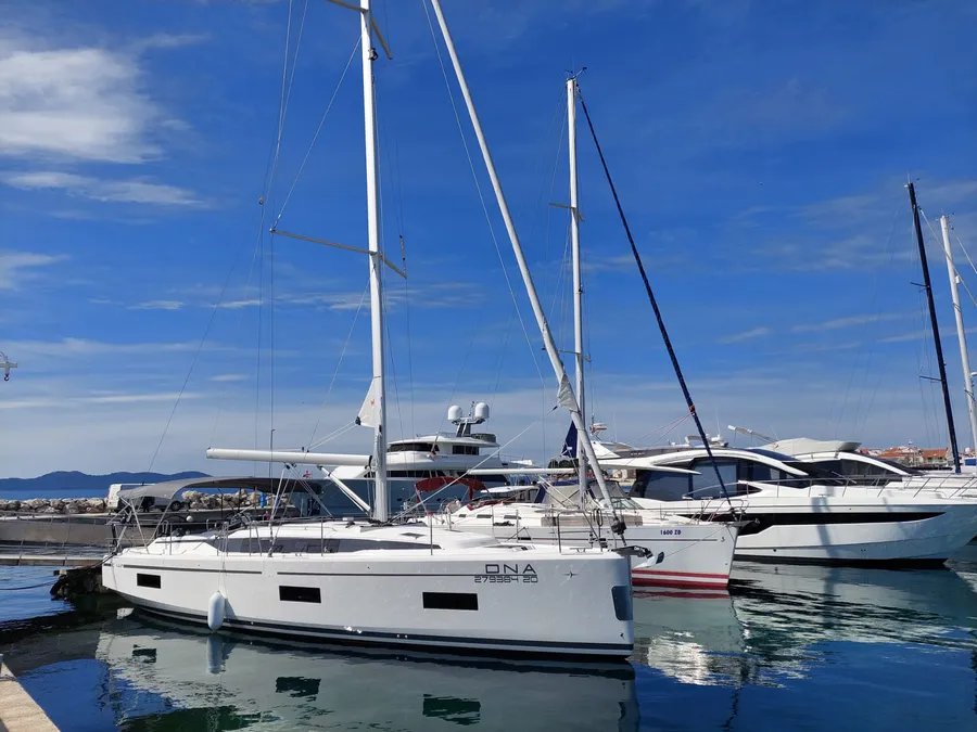 Bavaria C42 — photo 2