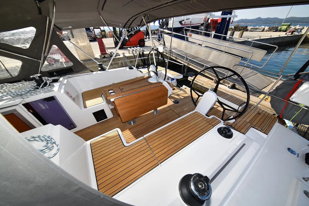 Bavaria C42 — photo 16