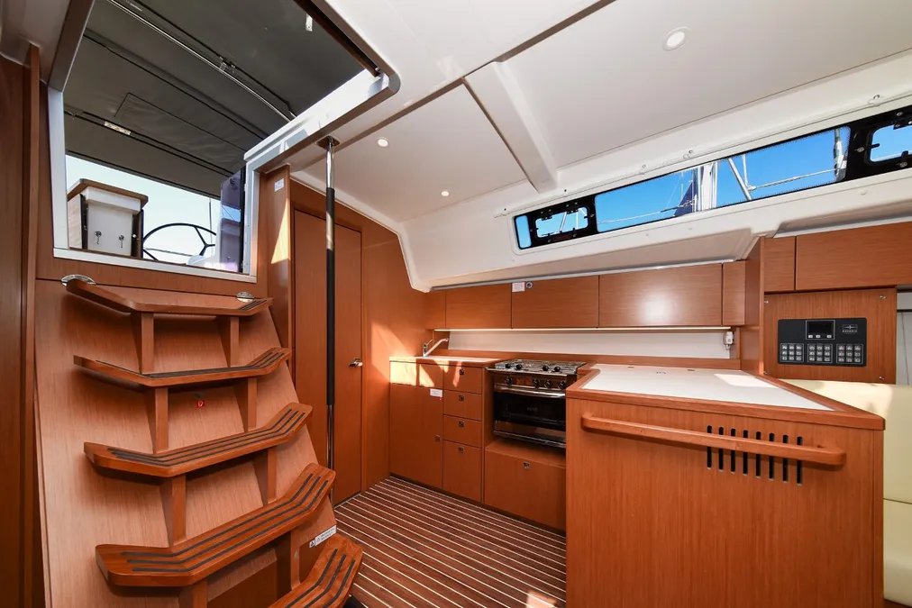 Bavaria C42 — photo 21