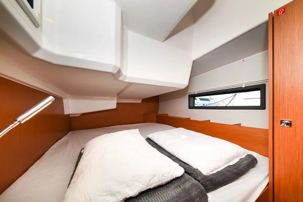Bavaria C42 — photo 31