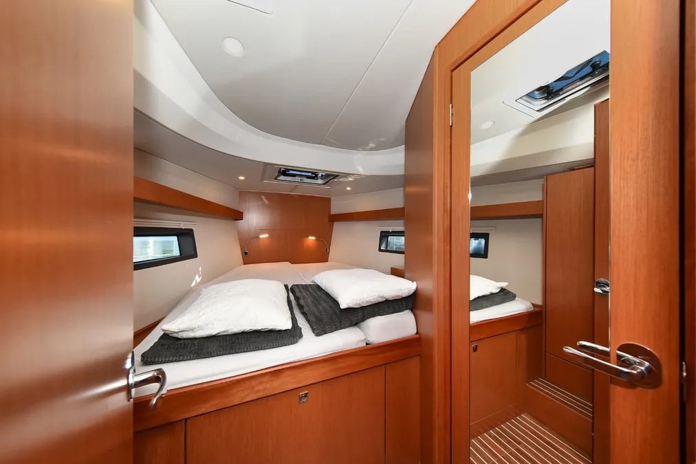 Bavaria C42 — photo 32